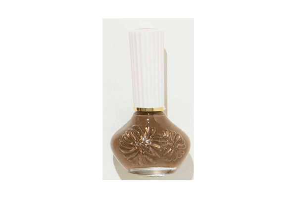ポール&ジョー ネイル ポリッシュ 31 チョコレートエクレア  ¥1,600(税抜)<br />
濃厚なライトブラウン。レトロモダンな小瓶のデザインにもときめく♡
