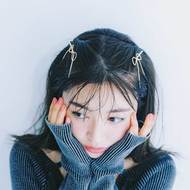 ピンでランダムに留めるだけ!簡単なのにニュアンスマシマシ【韓国みトップス×キラキラピン】スタイル